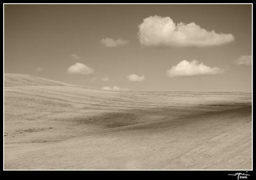 Cerro con nubes - jgarcía © 2006 -