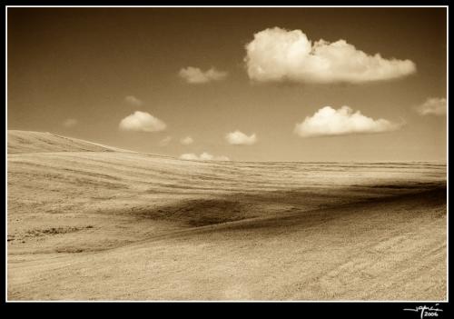 Cerro con nubes - jgarcía © 2006 -